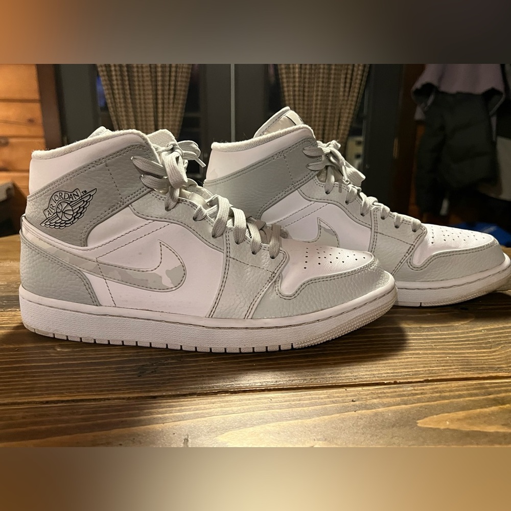 Air Jordan 1 mid- Swoosh logo grey camo